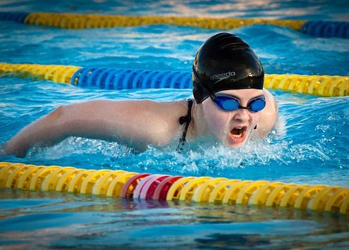 swimming-1265932_640